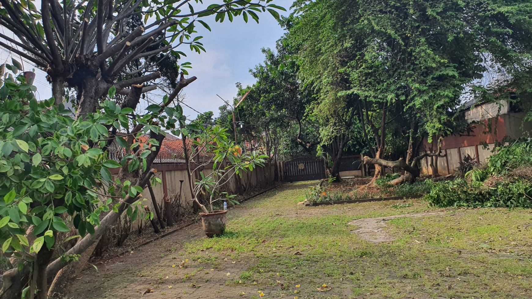 Rumah tua hoek hitung Tanah  cocok bangun cluster di Jati bening Bekasi