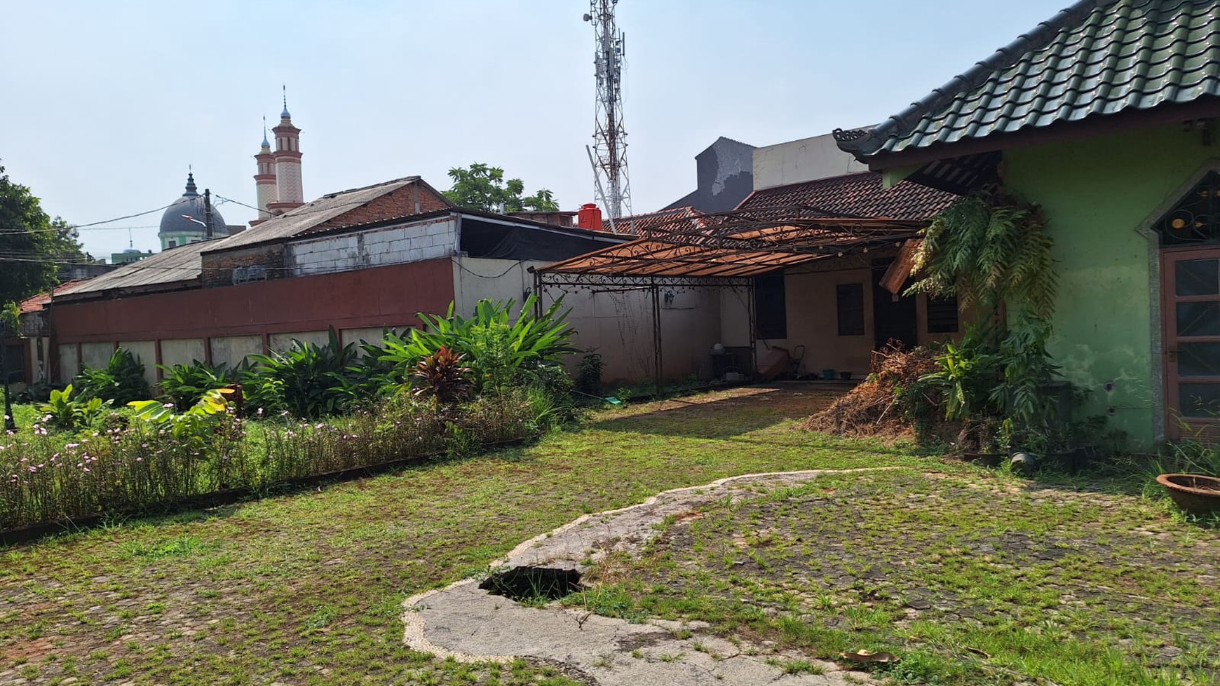 Rumah tua hoek hitung Tanah  cocok bangun cluster di Jati bening Bekasi