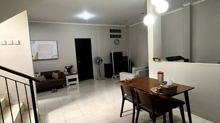 Rumah Siap Huni, 2 lantai ,dalam ruangan rapi di Kebagusan 4, Jakarta Selatan.