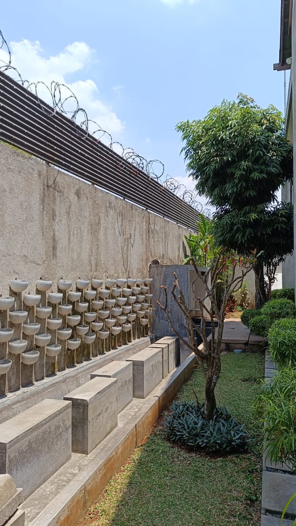 Rumah Tropical Minimalist Pencahayaan & Ventilasi Alami di Taman Diponegoro Lippo Karawaci Central