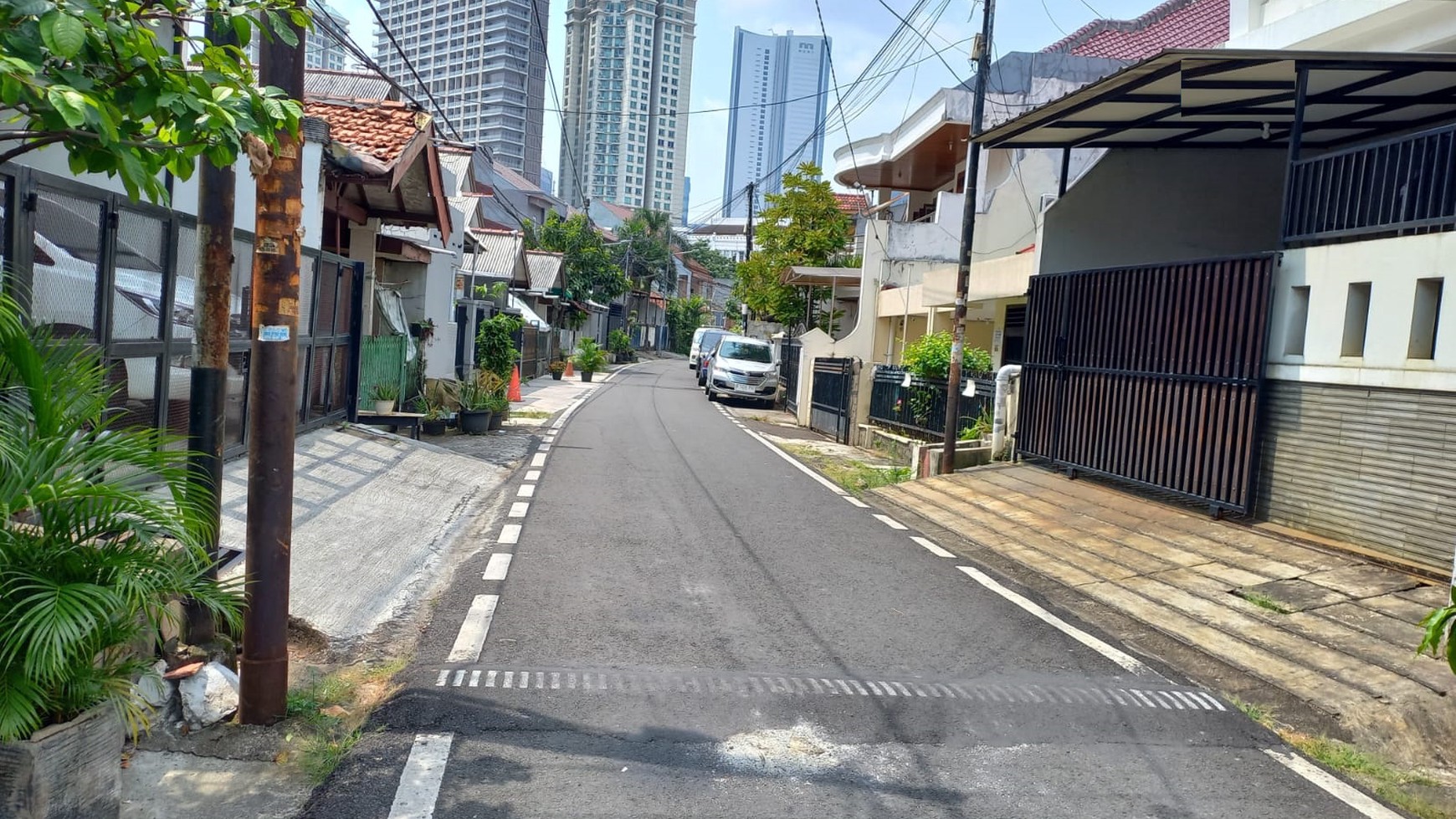 Rumah siap huni di Benhil, dekat dg jalan utama Sudirman Jakarta....