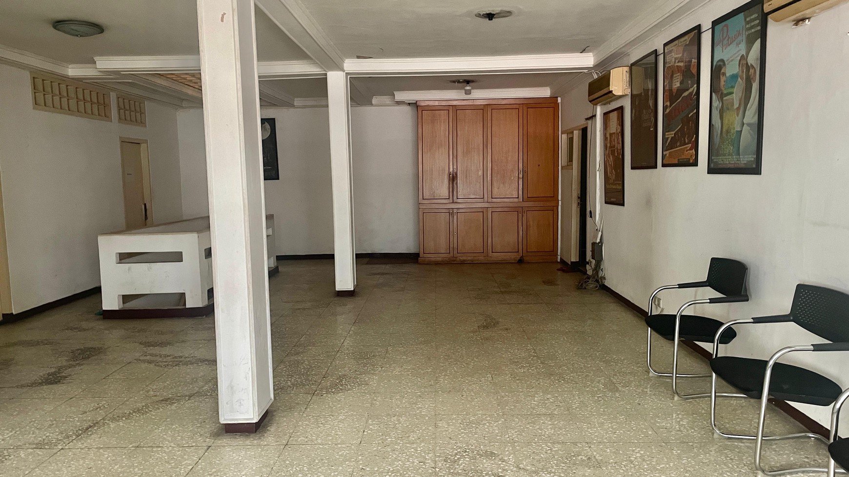 Dijual Rumah Jalan Riau Menteng Luas 332/408 Zona Komersial cocok untuk kantor dan resto.