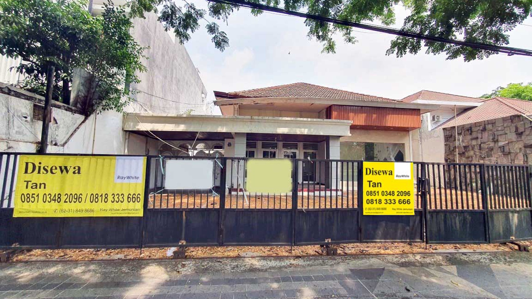 Rumah di Raya Dharmahusada Indah Surabaya Timur, Commercial Area untuk Kantor dan Resto, Parkiran Luas