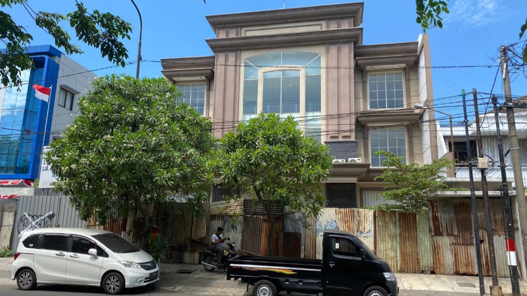 Dijual Gedung Raya Jemursari - Surabaya - Baru Modern 3 Lantai PLUS LIFT , CCTV, Lampu - STRATEGIS Lokasi 