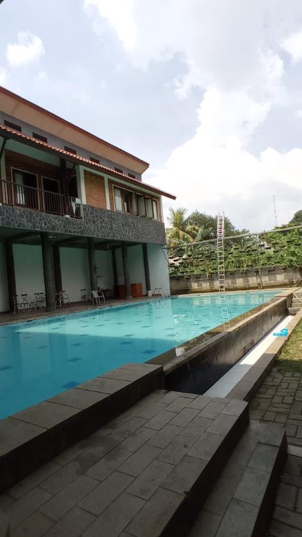 Rumah Cantik dengan Swimming Pool Mewah di Sawangan: Hunian Nyaman dan Multifungsi