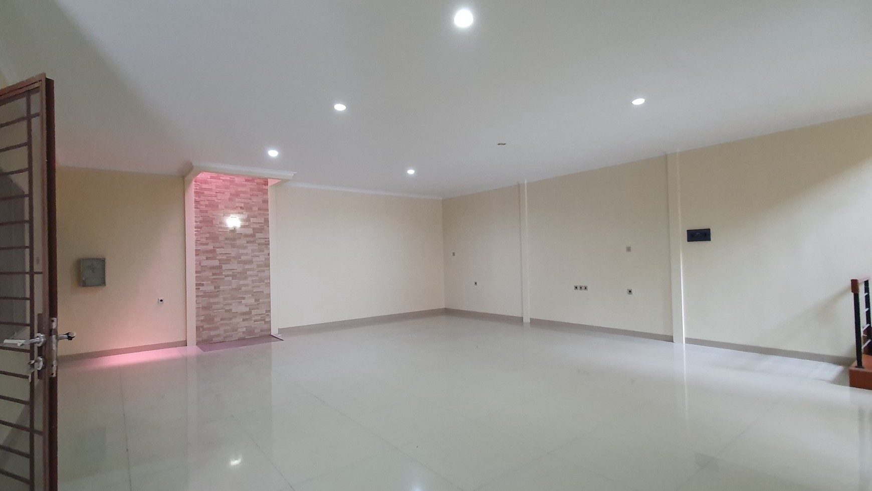 Rumah Gading Kirana Barat, Kelapa Gading Luas 11x17m2. Luas bangunan 500 m2