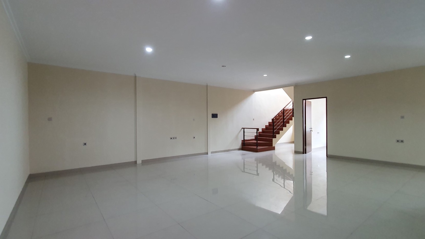 Rumah Gading Kirana Barat, Kelapa Gading Luas 11x17m2. Luas bangunan 500 m2