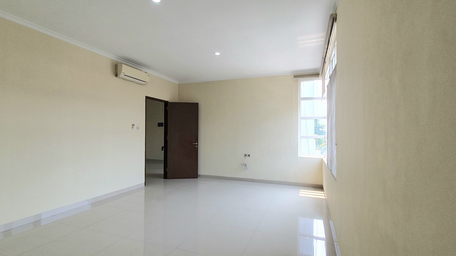 Rumah Gading Kirana Barat, Kelapa Gading Luas 11x17m2. Luas bangunan 500 m2