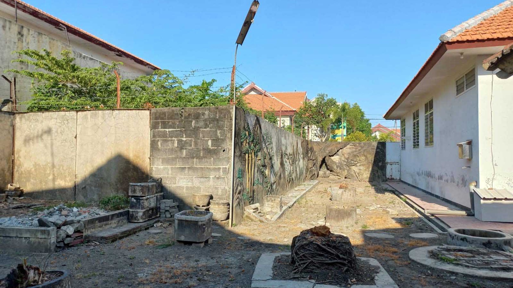 Rumah di Mojoklanggru Wetan Surabaya Timur, tanah ngantong lebar belakang, Row Jalan Lebar