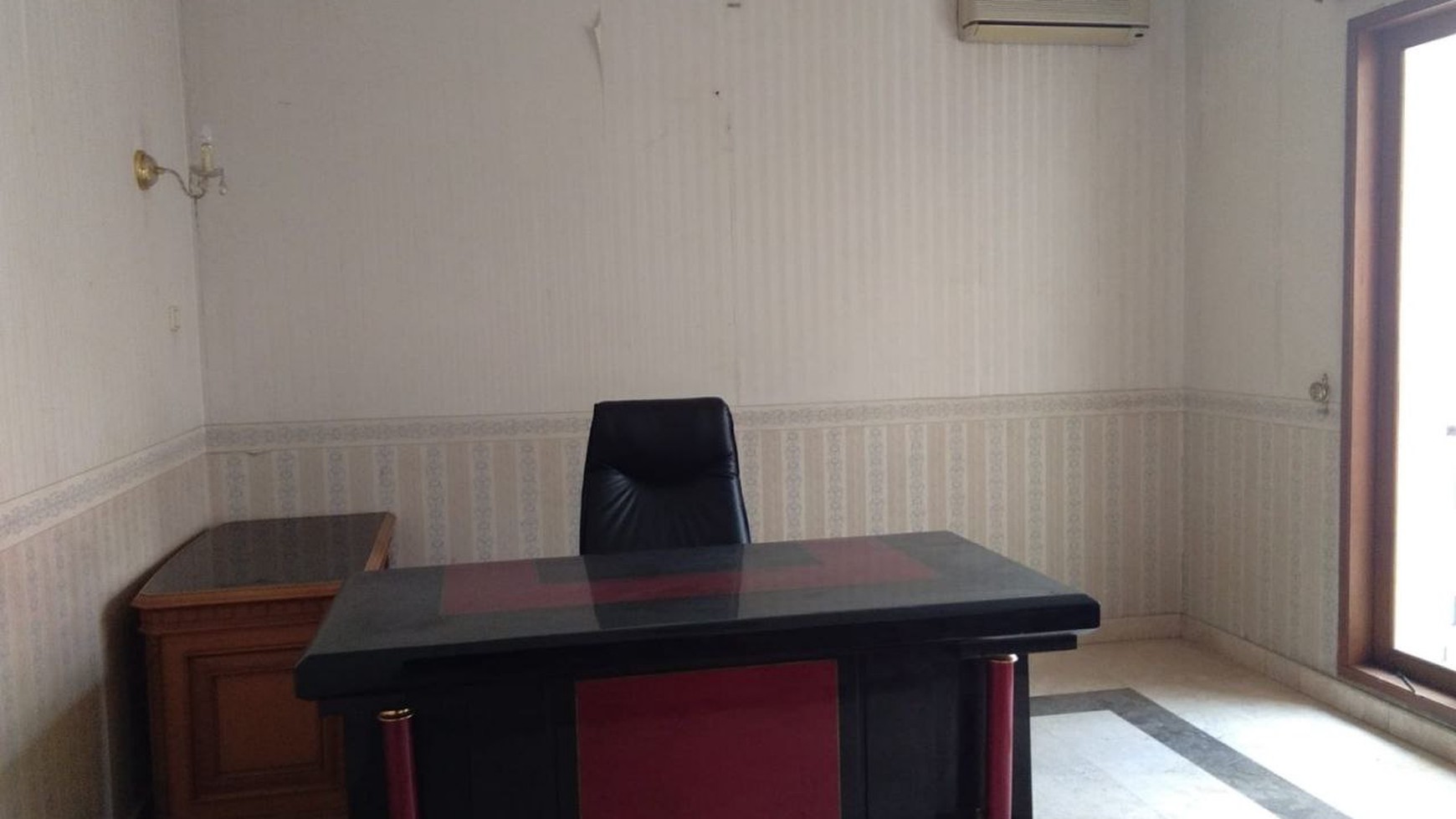 Dijual Rumah 2 Lantai Ex Kantor di Jl Panglima Polim V