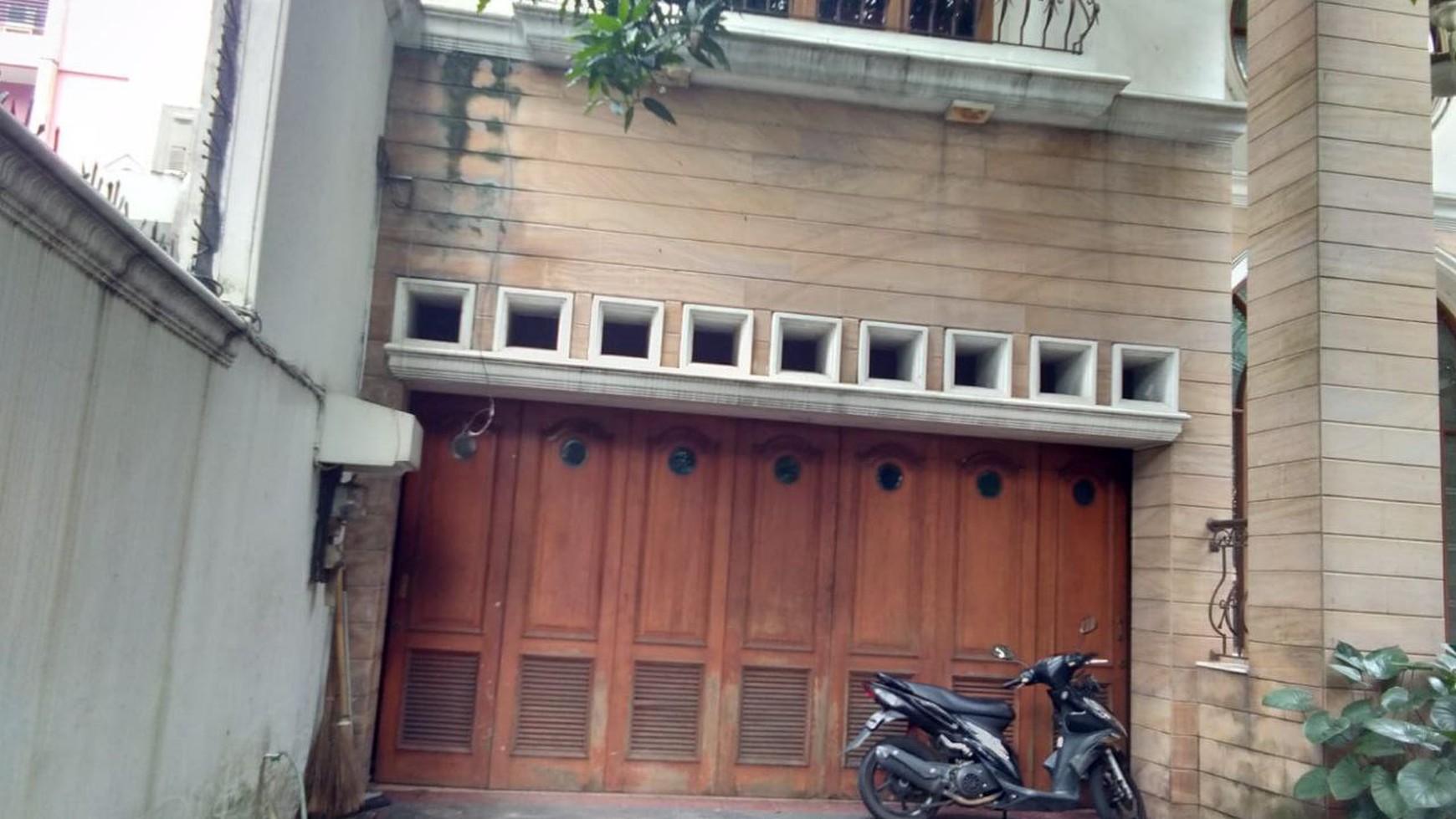 Dijual Rumah 2 Lantai Ex Kantor di Jl Panglima Polim V