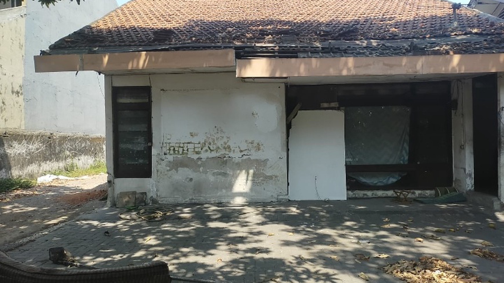 FOR SALE rumah tua hitung tanah nol jalan raya Merr rungkut.