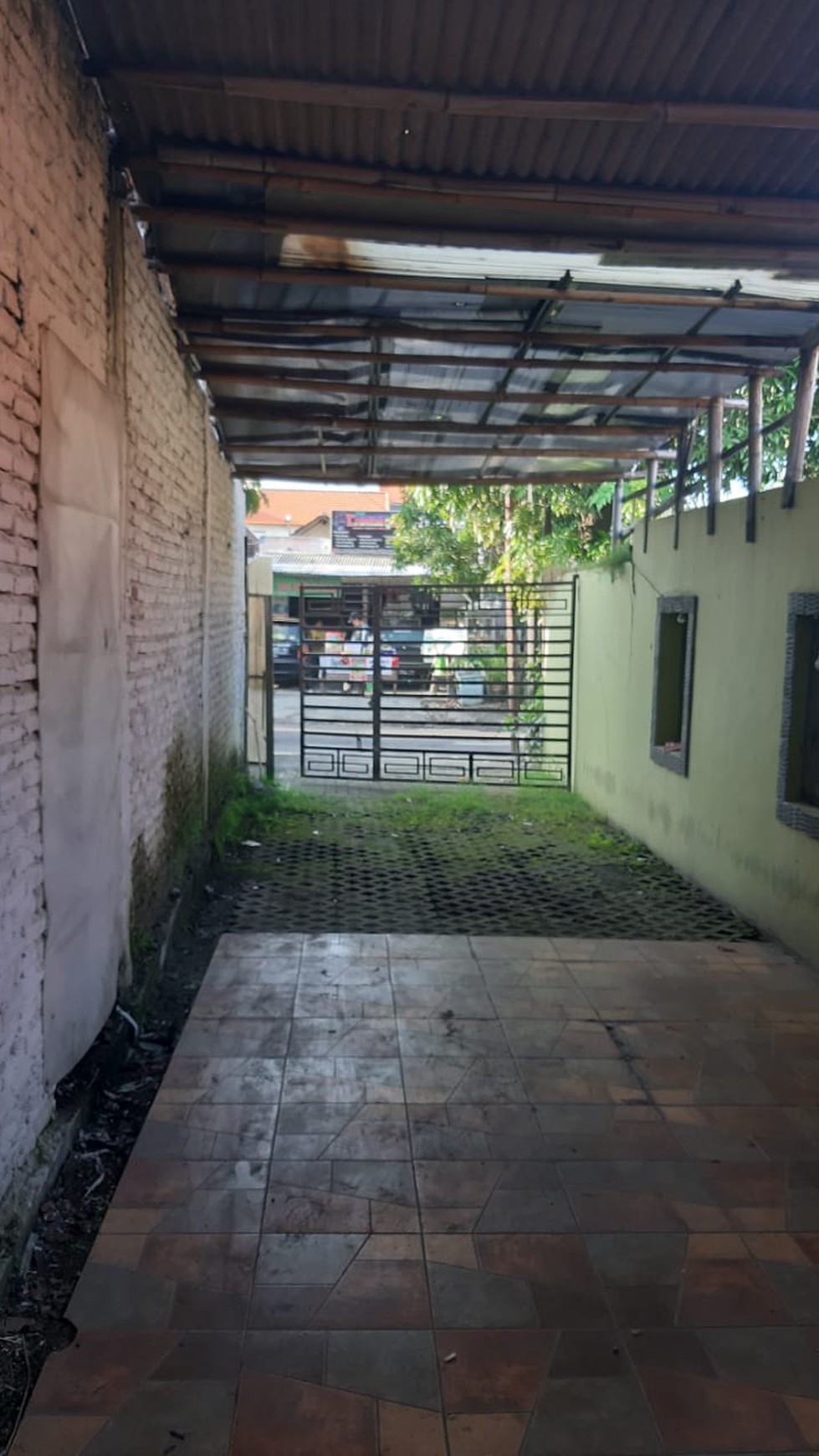 Dijual/Disewakan Butuh Cepat Laku    Rumah Raya Dukuh Menanggal, dekat CITO  Bangunan 2 lantai 