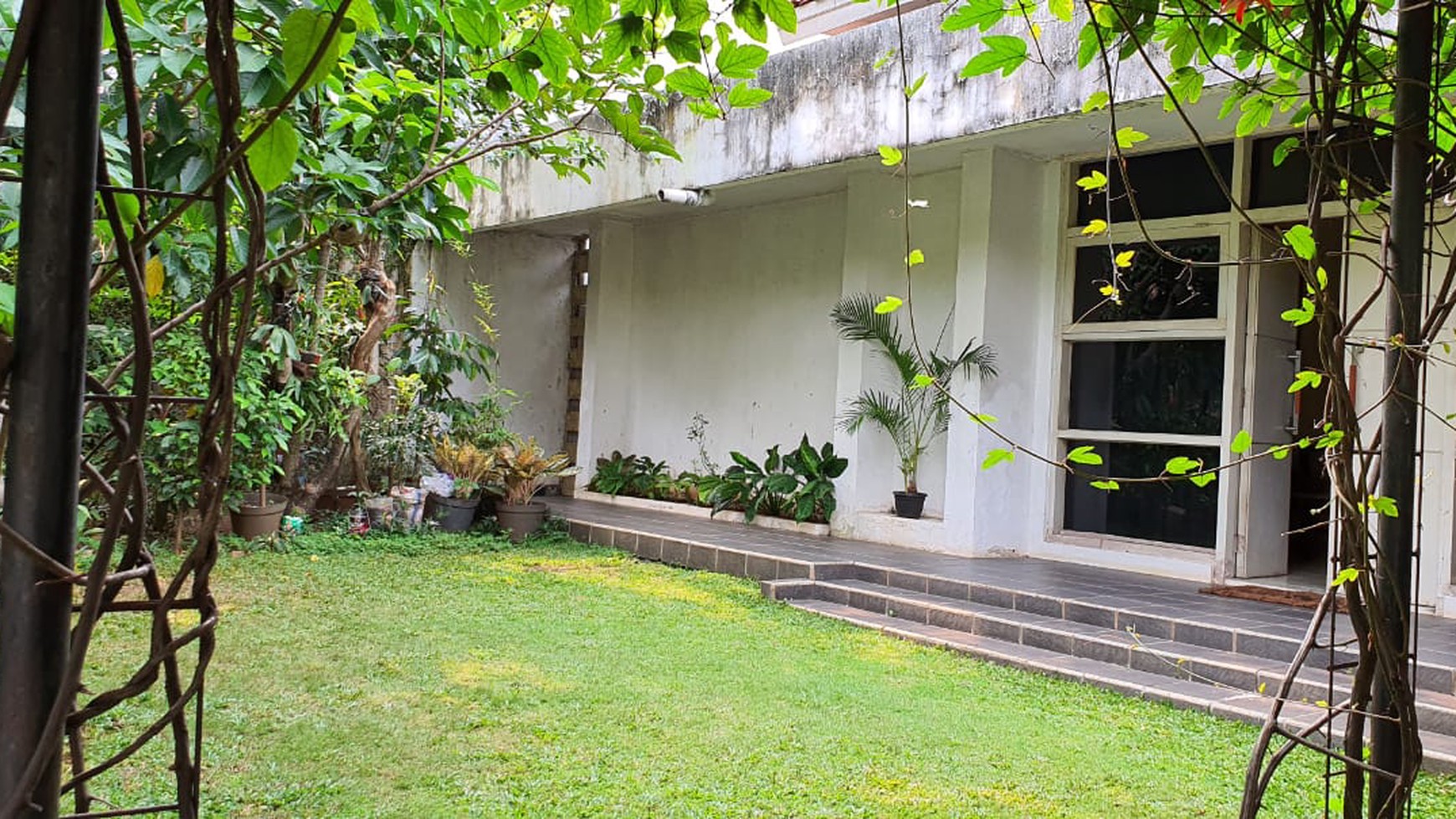 Rumah Lama Layak Huni di Menteng, Lokasi dekat Jl. Diponegoro, Menteng Jakarta Pusat.