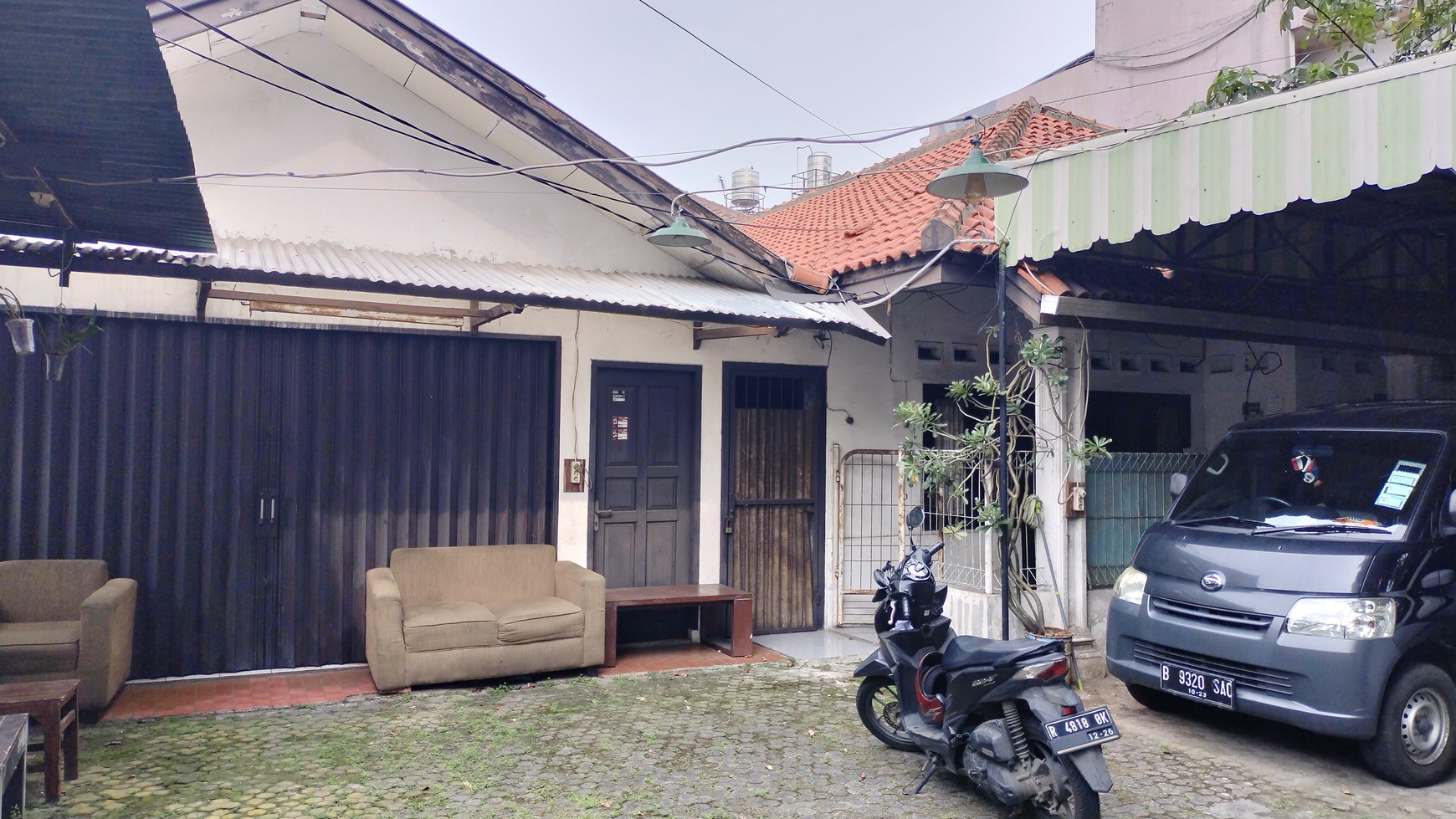 Rumah Lama Di Komersial Area Tebet