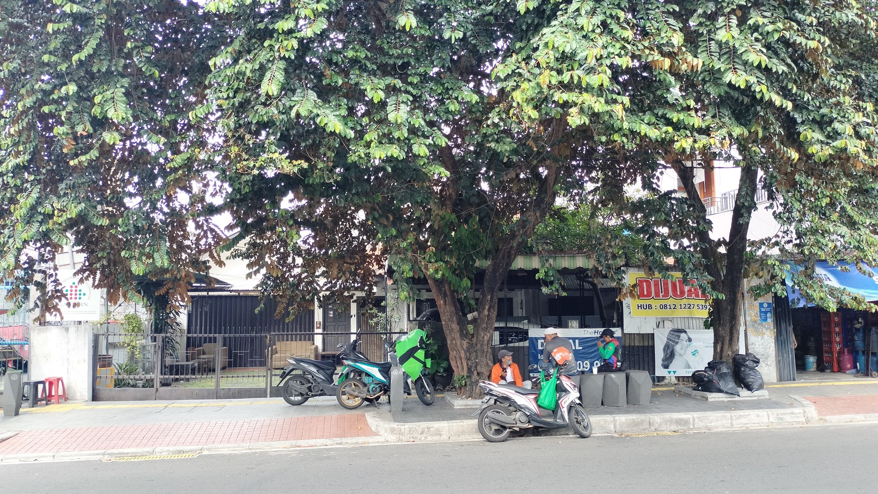 Rumah Lama Di Komersial Area Tebet