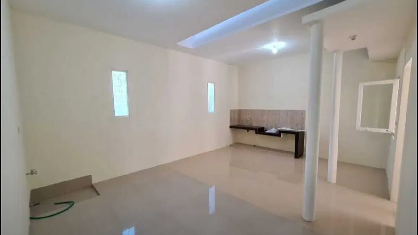 Di jual rumah 2 lantai di Perum. Istana Mentari