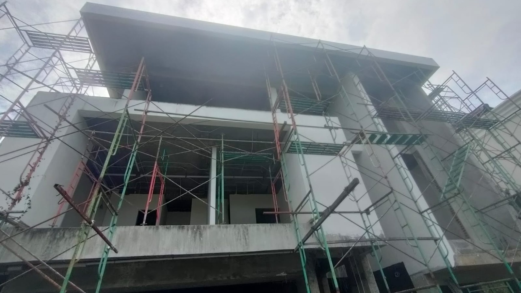 Rumah baru, tinggal finishing, sangat kokoh dan mewah pondok indah, jakarta selatan