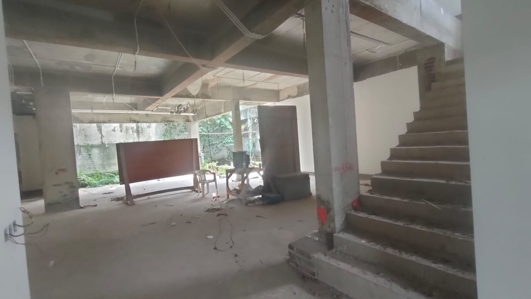 Rumah baru, tinggal finishing, sangat kokoh dan mewah pondok indah, jakarta selatan