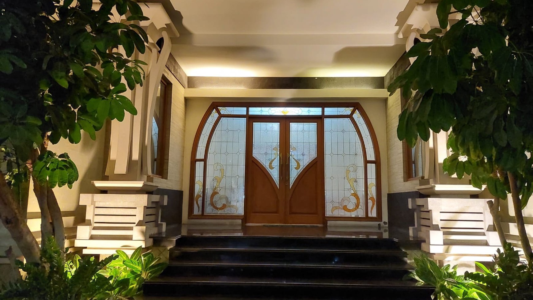 Rumah Mewah Golf View Graha Famili Surabaya Barat