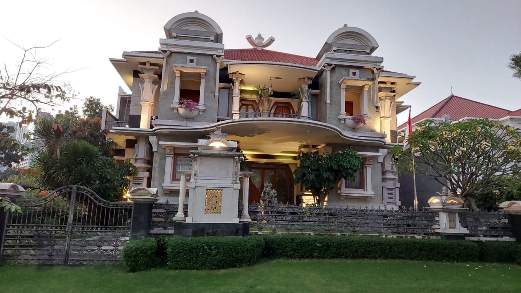 Rumah Mewah Golf View Graha Famili Surabaya Barat