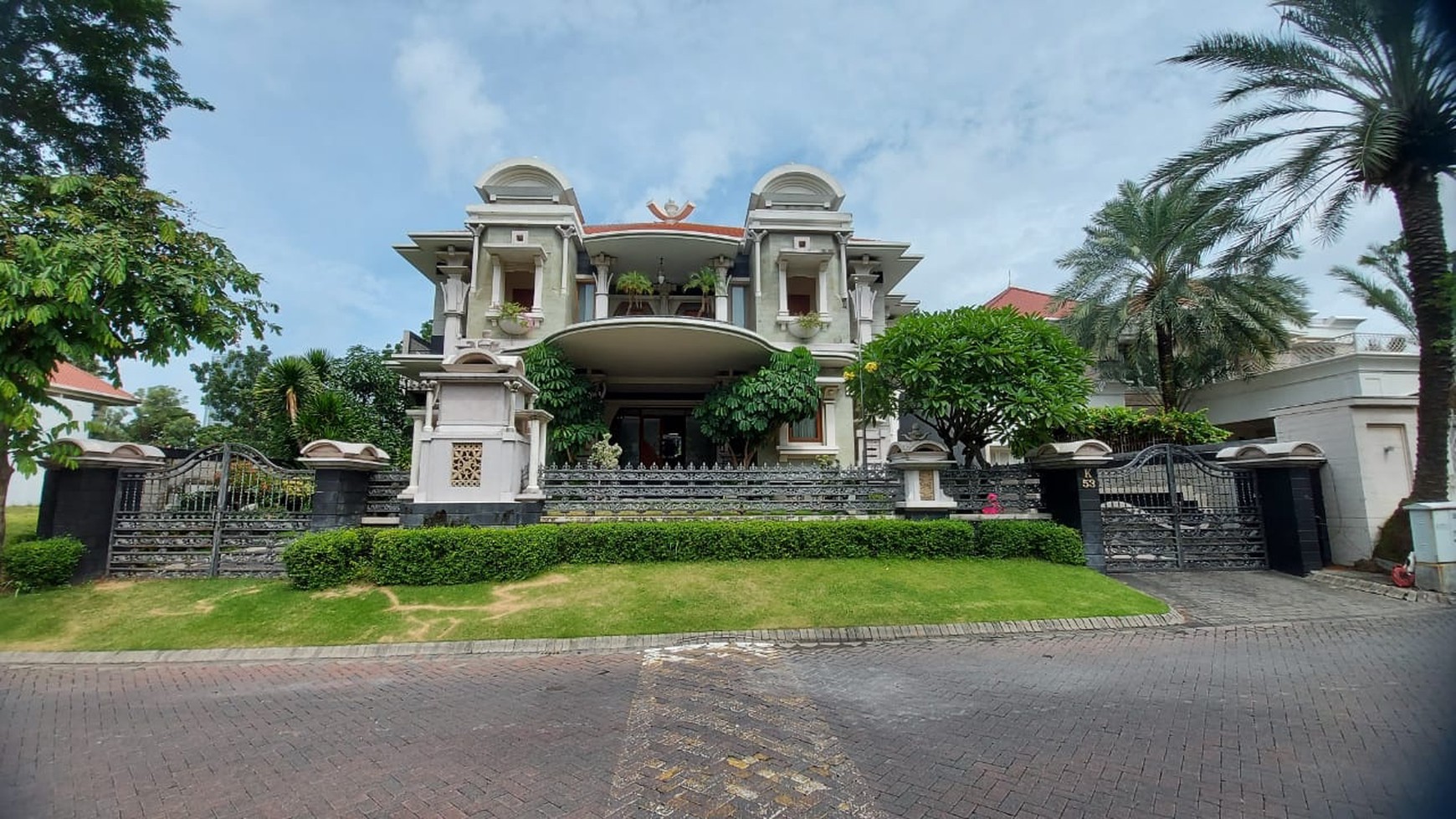 Rumah Mewah Golf View Graha Famili Surabaya Barat