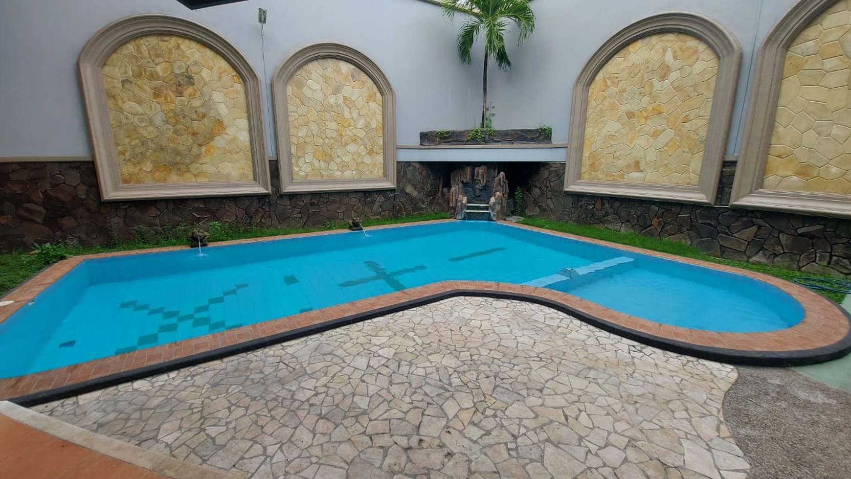 Rumah Private Swimming Pool Taman Hunian Satelit Surabaya