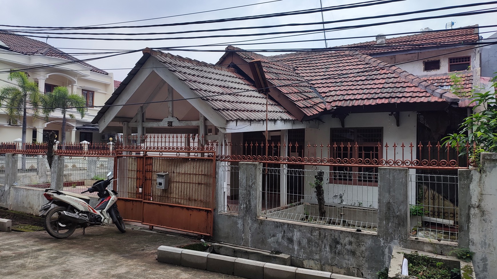 Rumah Tua Hoek Hitung Tanah di Puspa Gading Kelapa Gading Jakarta Utara