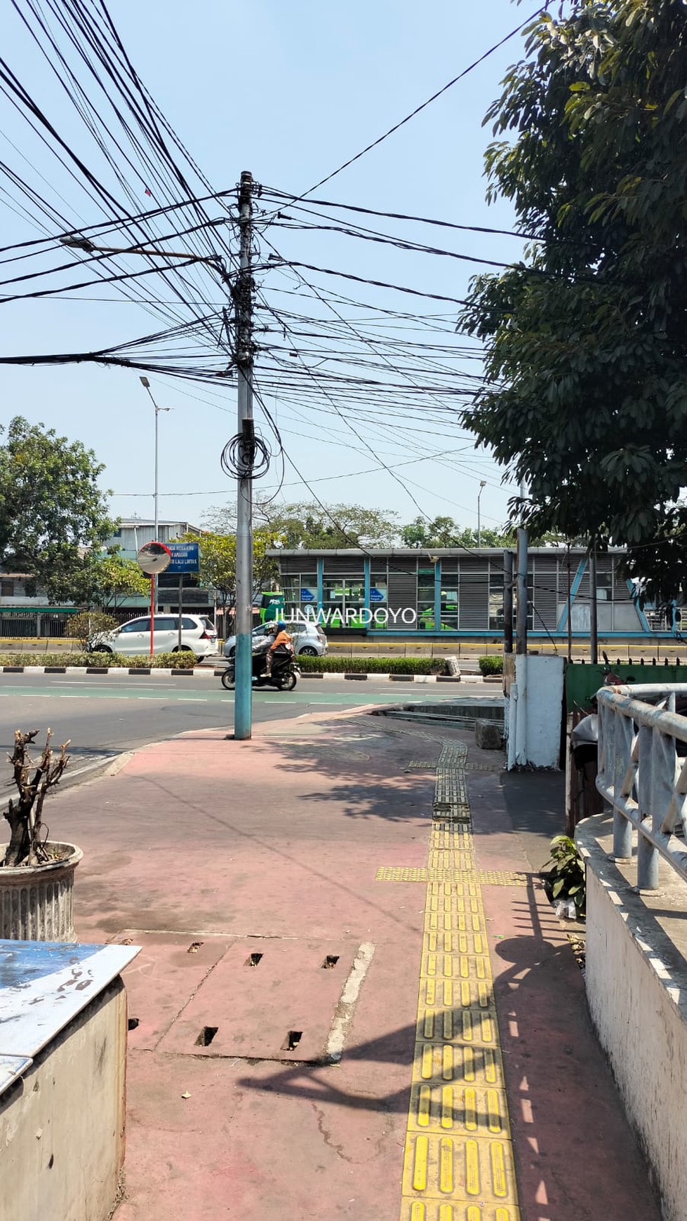 Ex Kantor 2 lantai selangkah dari halte Busway di Cempaka Putih