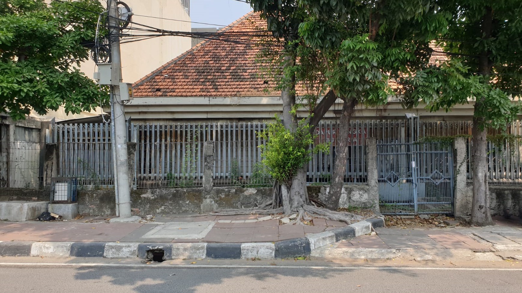 Rumah Strategis di Area Komersil Hasyim Ashari Jakarta Pusat