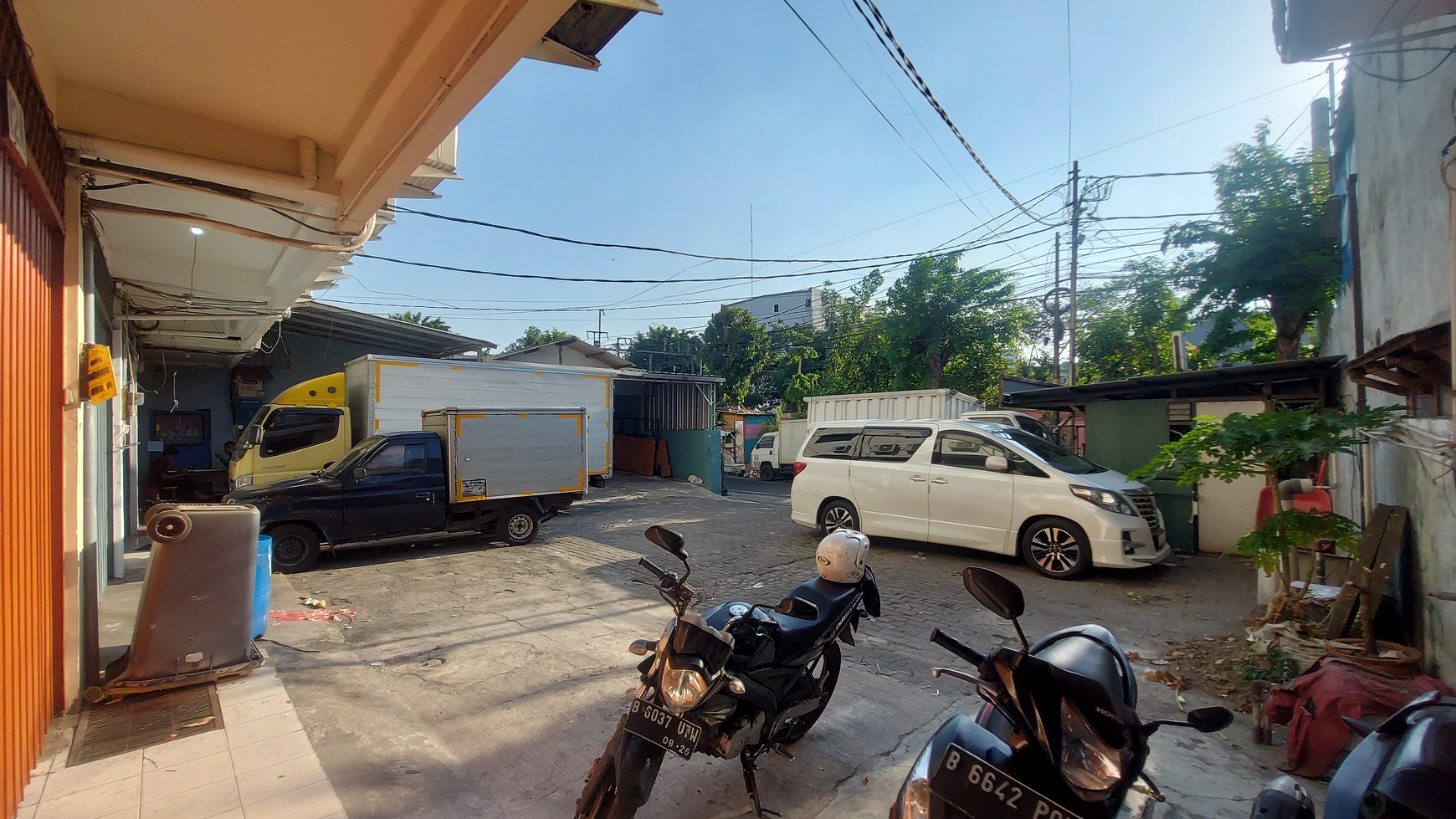 Ruko besar rapi. cocok untuk gudang konveksi di Benda Kemayoran