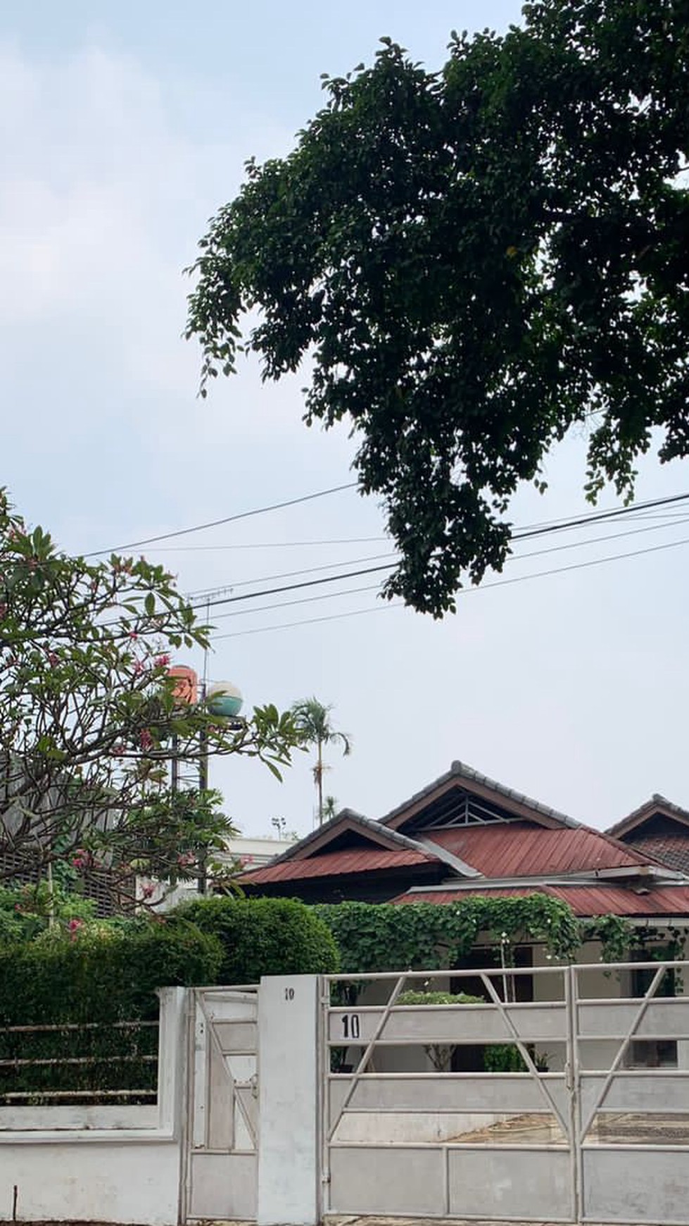 Rumah lama hitung tanah di pondok  pinang jakarta selatan 