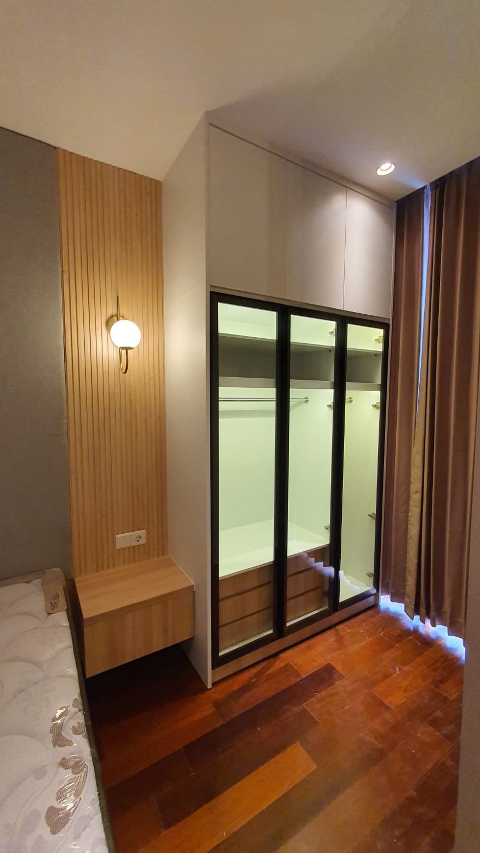 Disewakan Apartemen The Rosebay tipe 2 Bedroom Full Furnished Baru Modern Mewah - Graha Famili Surabaya 