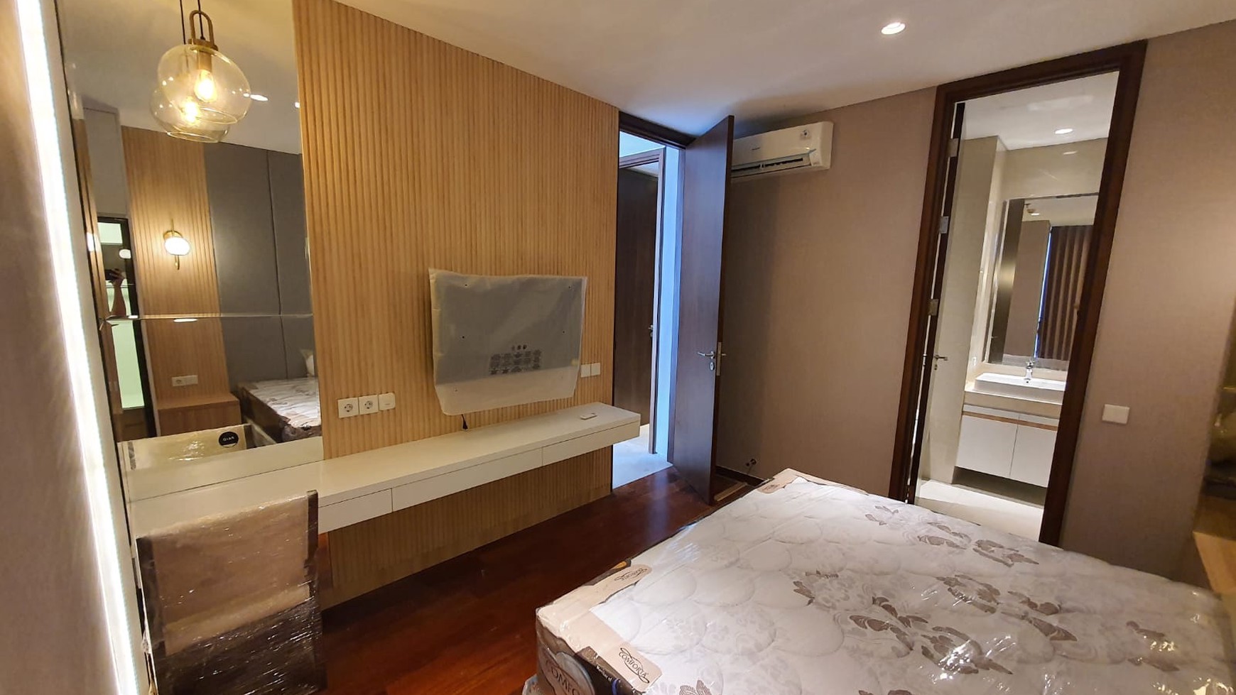 Disewakan Apartemen The Rosebay tipe 2 Bedroom Full Furnished Baru Modern Mewah - Graha Famili Surabaya 