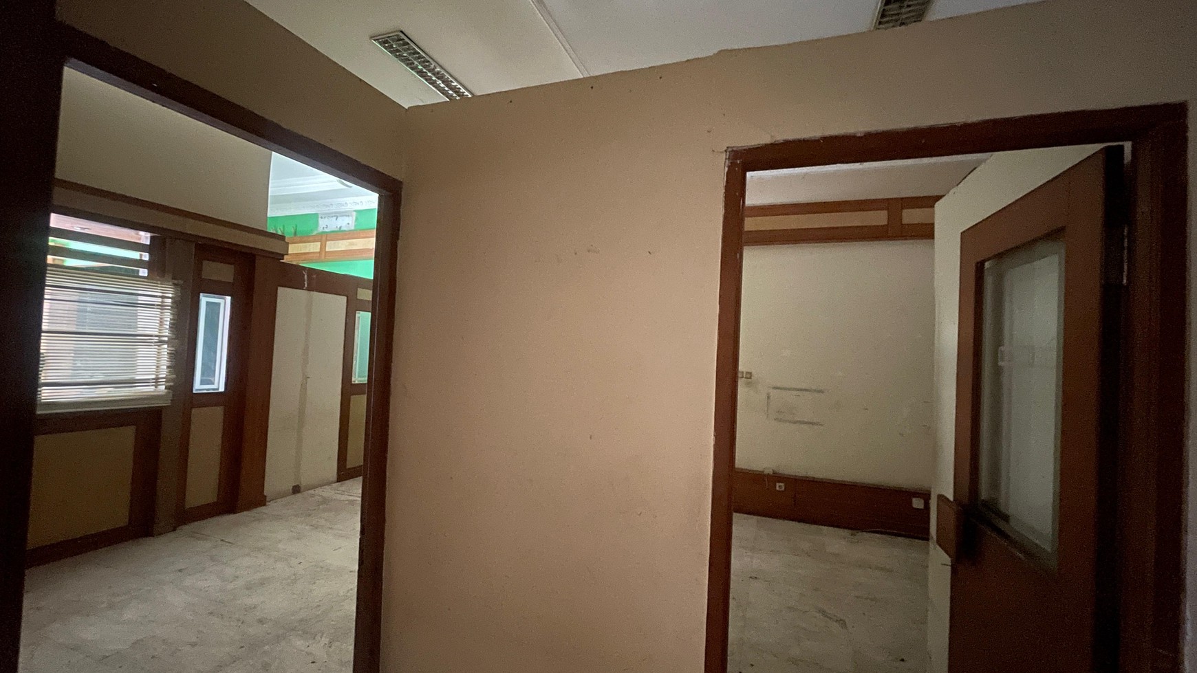 Ruko lebar 8 meter Saharjo Jalan Padang Jakarta Selatan, murah, harga dibawah pasar.