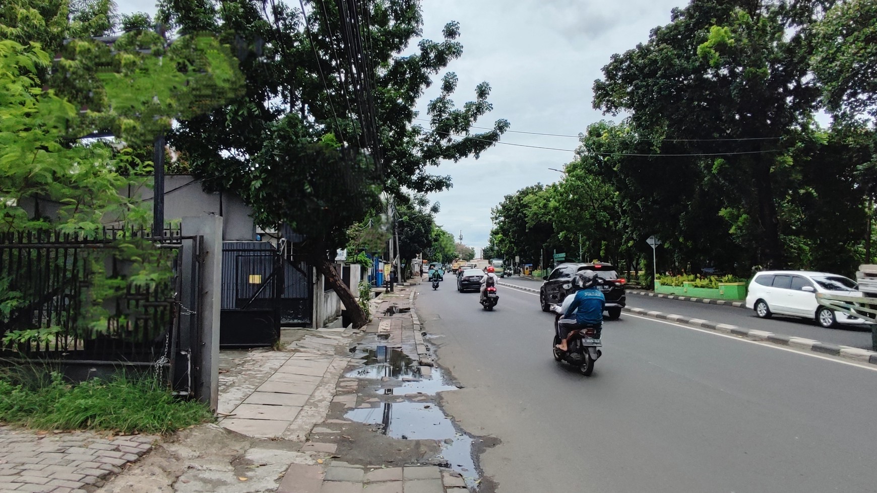 Termurah Banting Harga. Ruko gandeng di Jl Raya Pasar Minggu Jakarta Selatan