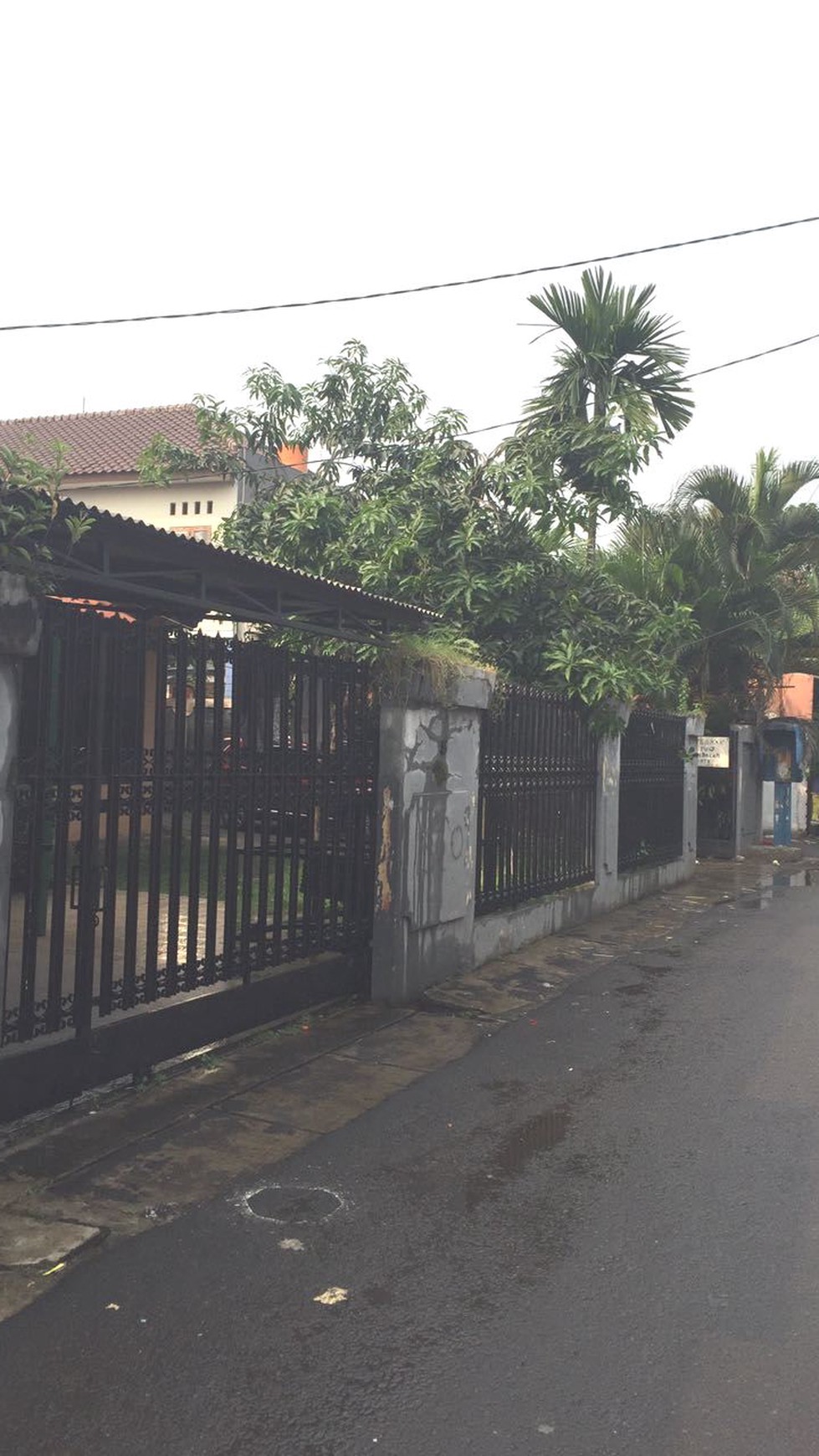 Rumah Ulujami besar luas di jakarta selatan.