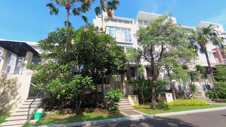 Rumah Hoek Samping Kolam Renang di The Kew Kelapa Gading