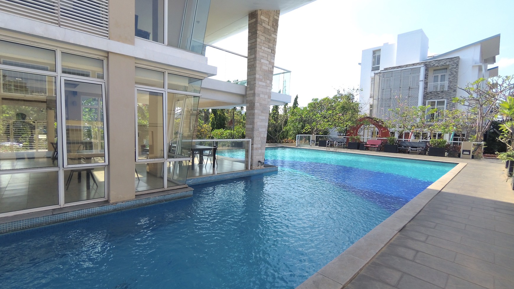 Rumah Hoek Samping Kolam Renang di The Kew Kelapa Gading