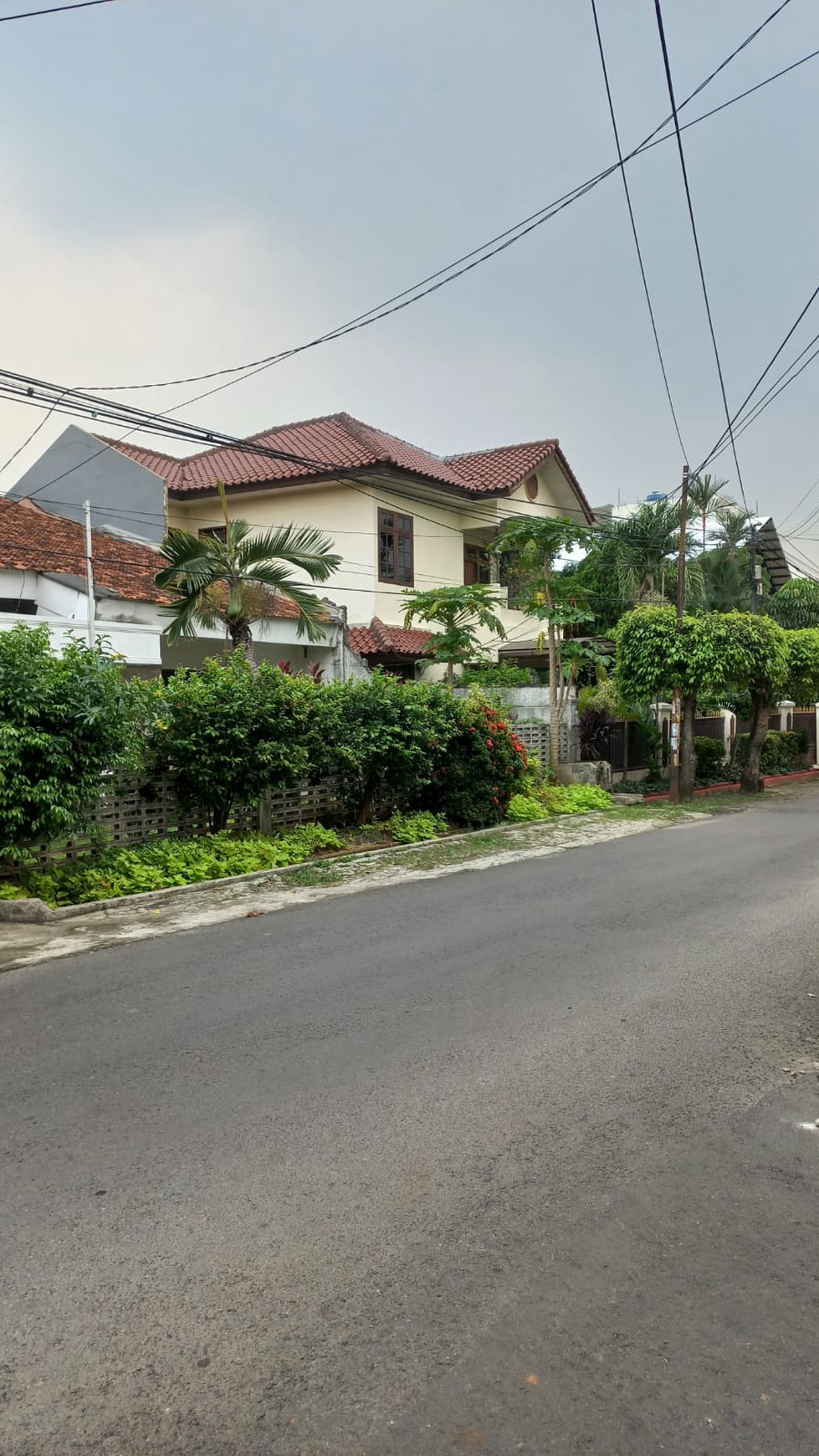 Rumah asri halaman luas siap huni di Bintaro Jakarta Selatan