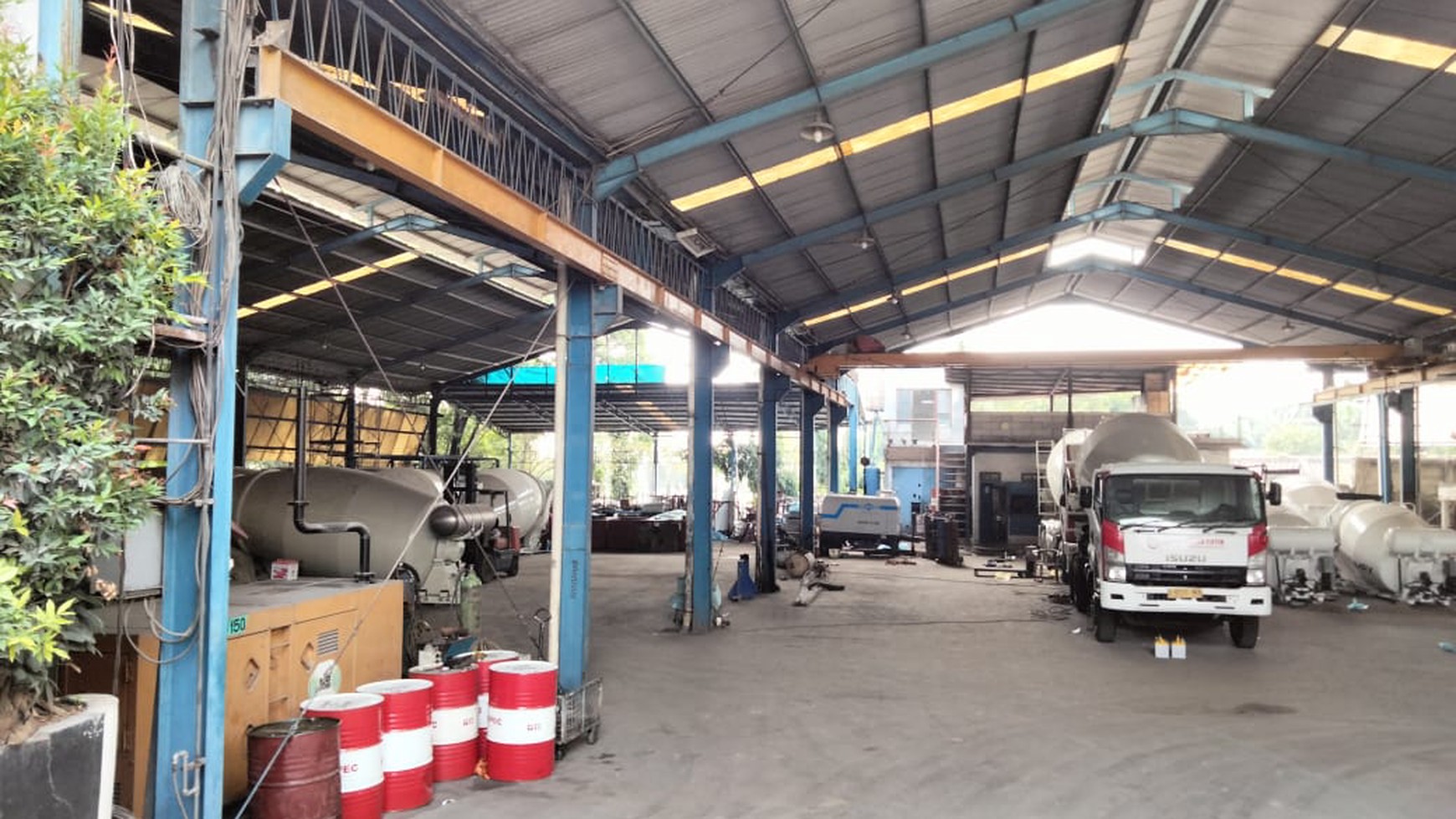 Jual tanah dan bangunan workshop di Raya Narogong Cileungsi