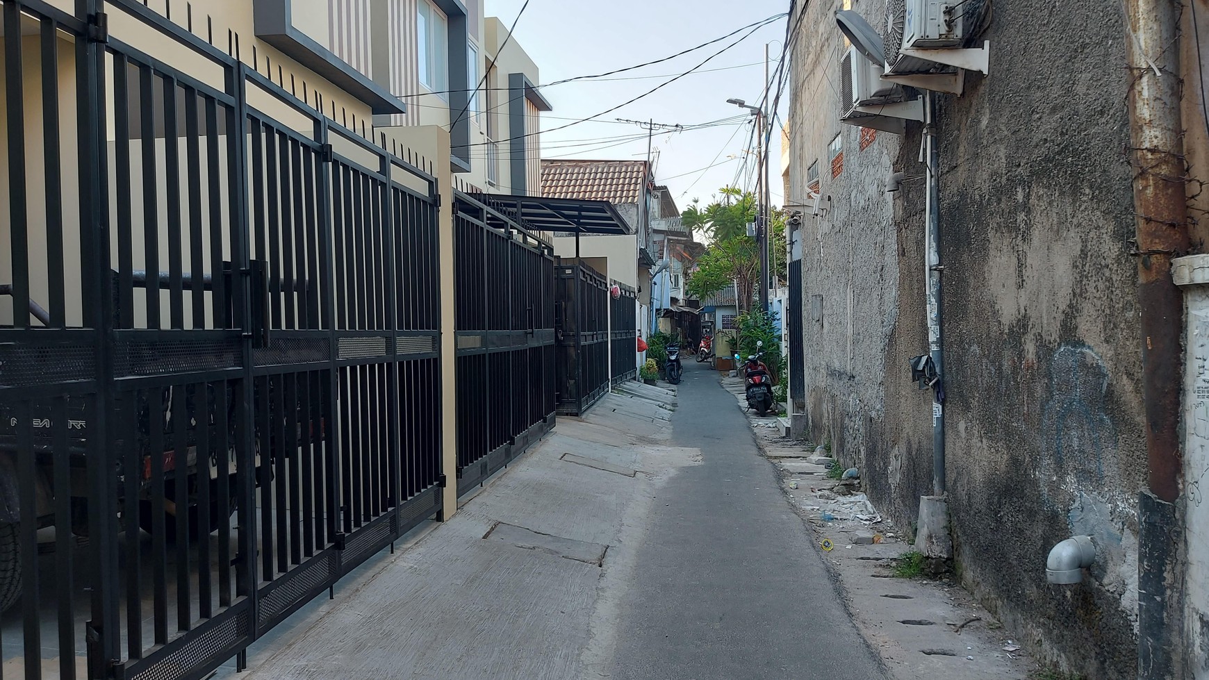 Rumah dibawah NJOP bisa mobil bisa kost 24 kamar di Kemayoran Barat