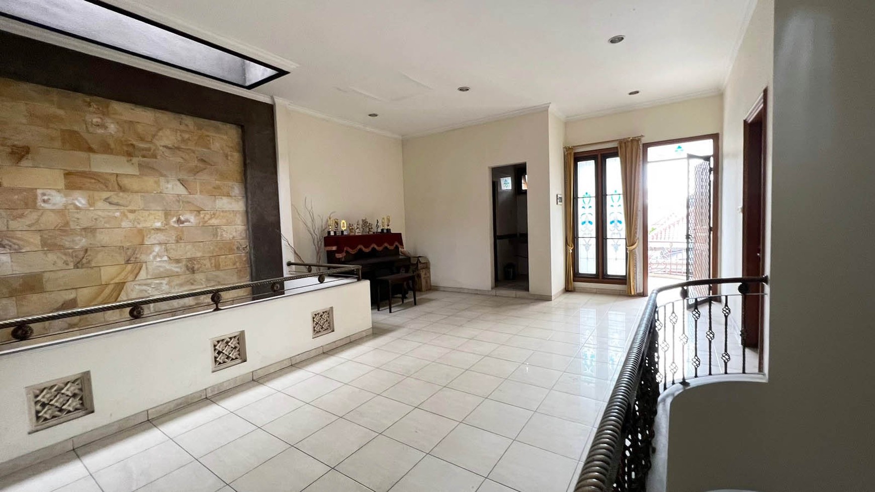 Rumah di Pondok Mutiara Sidoarjo, 2 Lantai, Semi Furnished, Lingkungan Elite, dekat Pintu Tol Sidoarjo, dekat Mall, Hotel, RS dsb