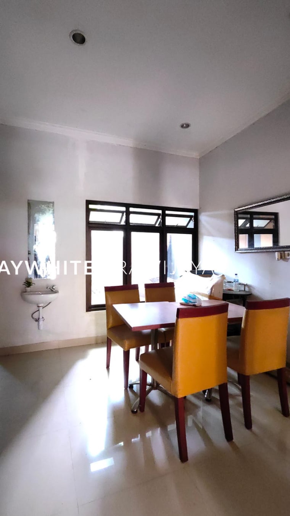 Rumah 2 Lantai Lokasi dekat Jalan Raya Full Furnished Area Jagakarsa