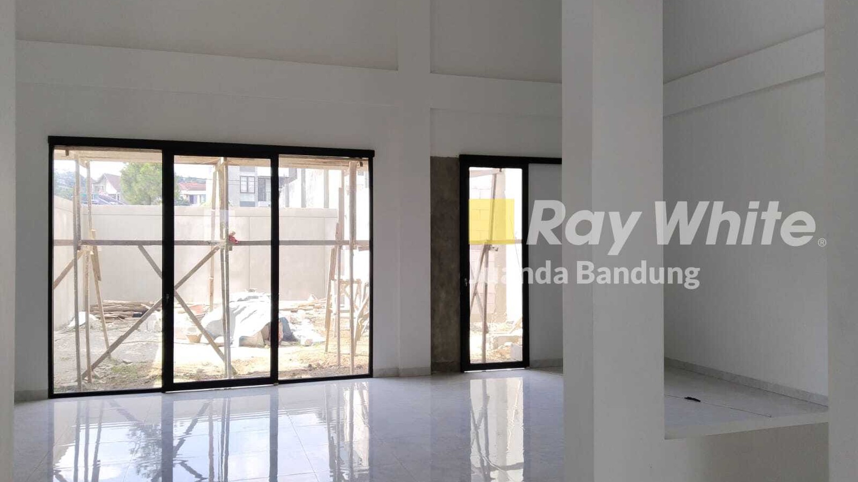 Bagus Rumah Baru 2,5 lantai di Setiabudi Regency siap huni Bandung Utara