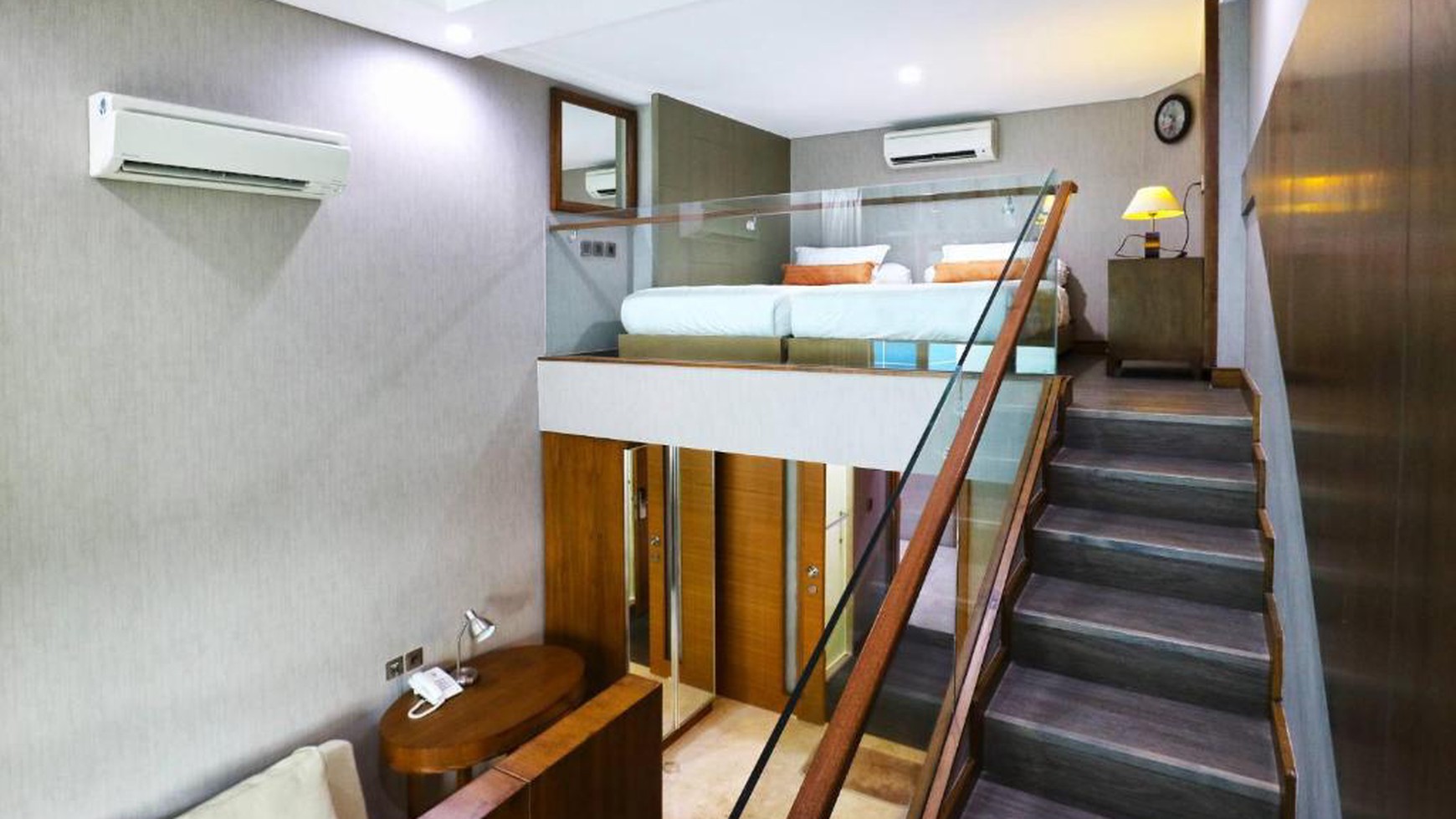 Apartemen Penthouse 1 Br dengan Living Room luas Full furnished di Baile Tower, Menteng.