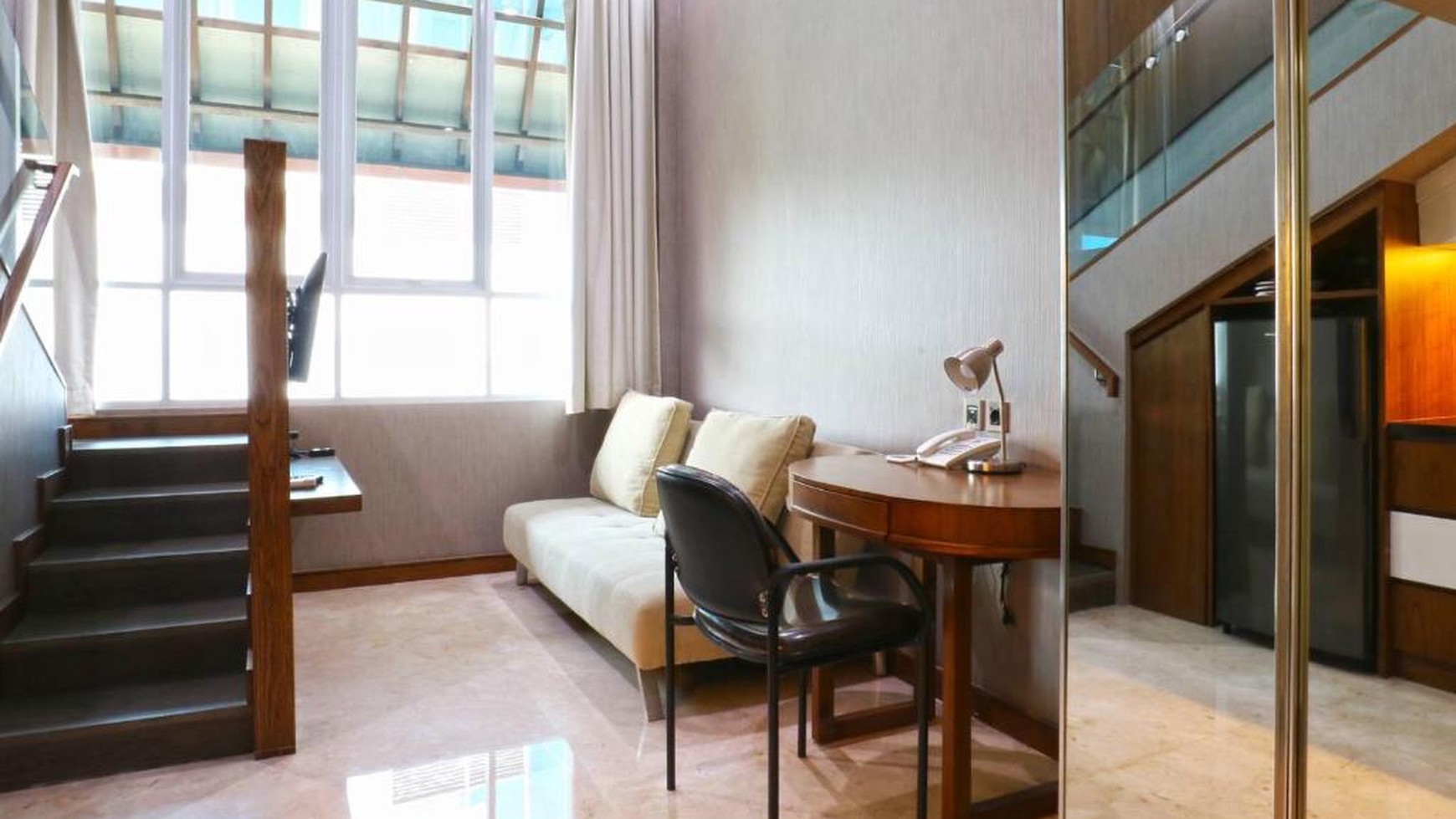 Apartemen Penthouse 1 Br dengan Living Room luas Full furnished di Baile Tower, Menteng.