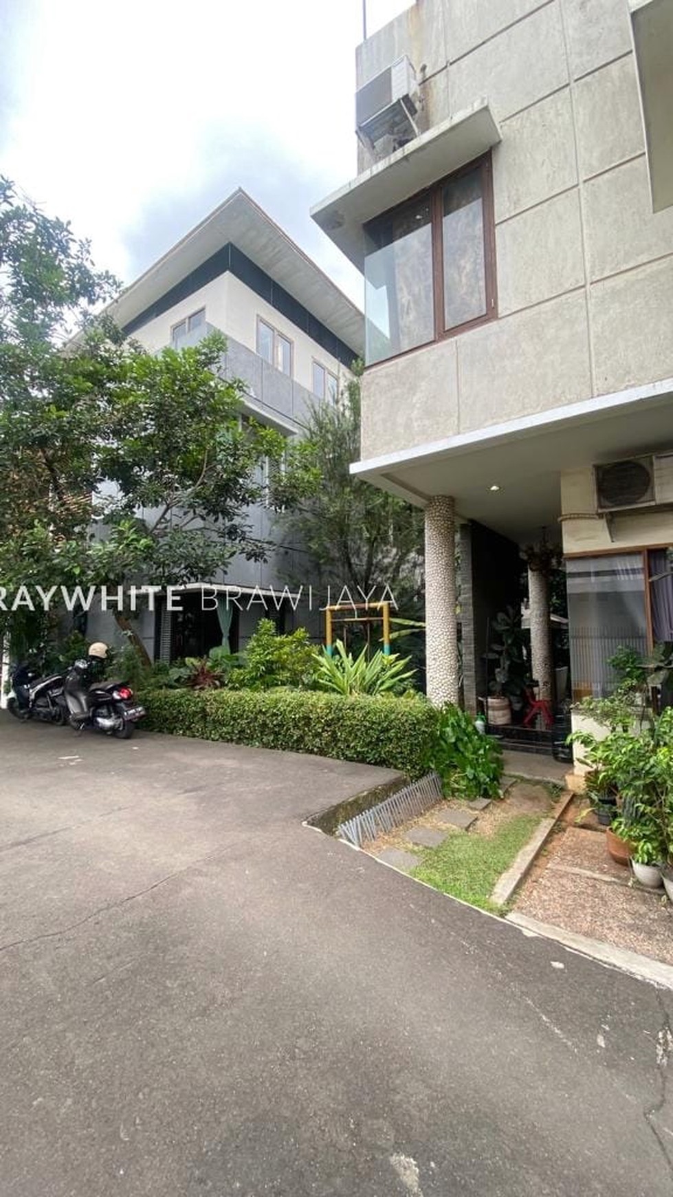 Rumah Mewah 3 Bangunan Area Caringin Pondok Indah