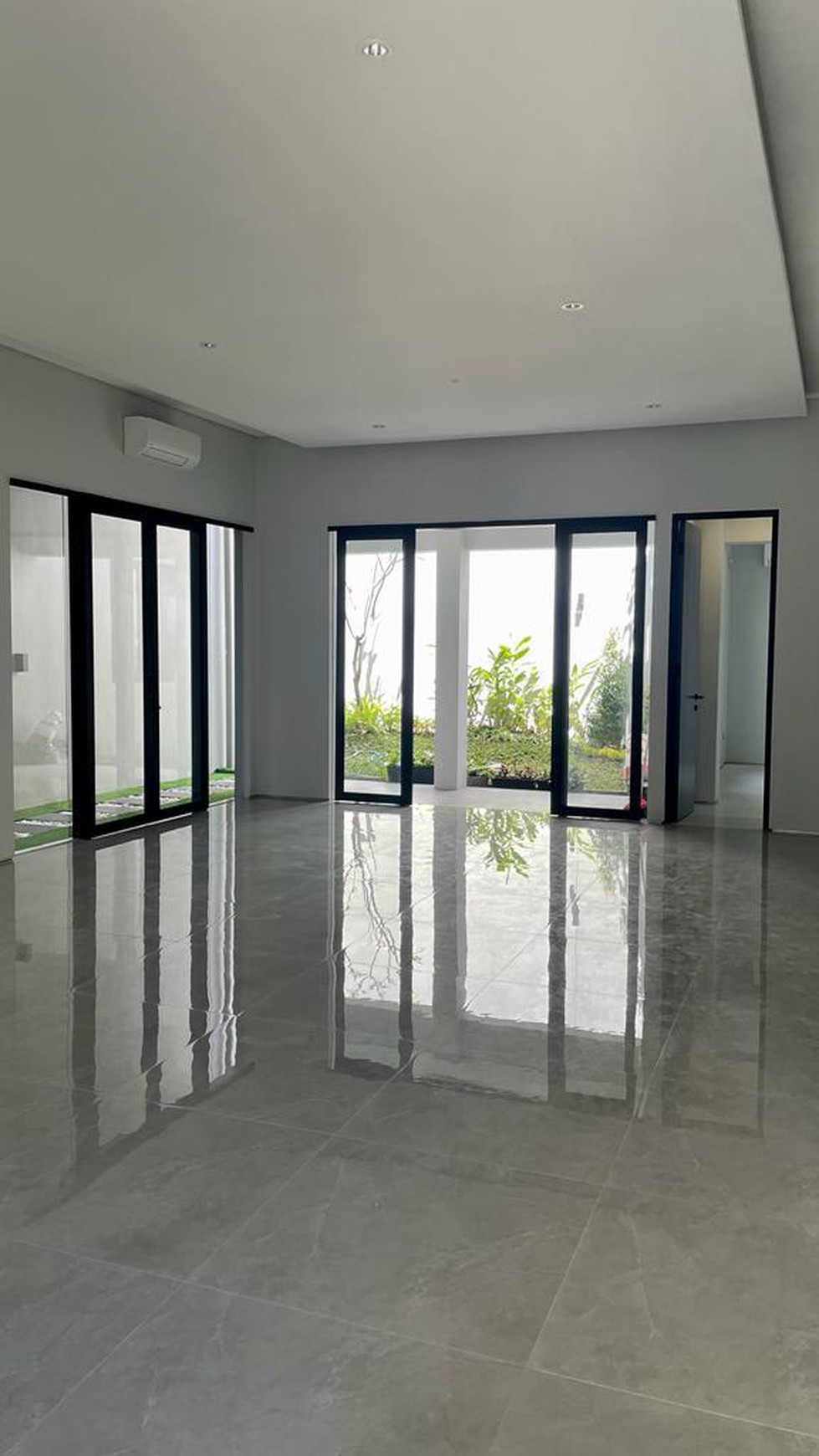 Dijual Rumah Baru Dian Istana Park Avenue Wiyung Surabaya Barat BONUS New Pantry Set , 6 Unit AC , Waterheater, Pompa Air  STRATEGIS dekat Pakuwon Mall