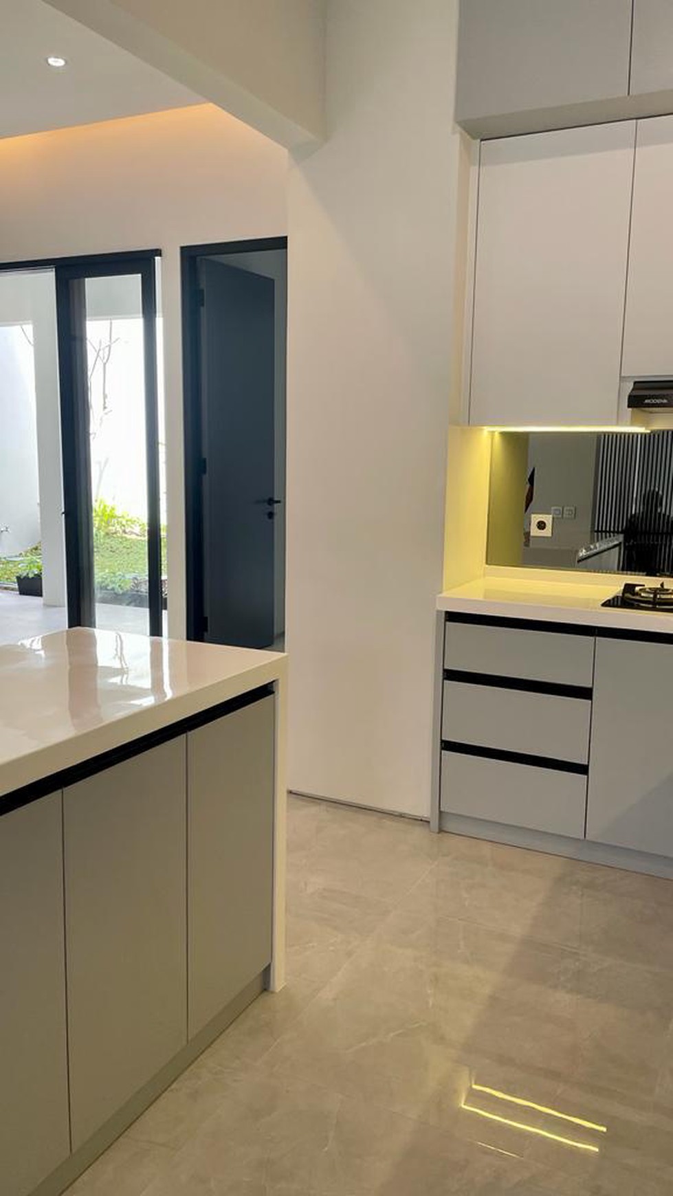 Dijual Rumah Baru Dian Istana Park Avenue Wiyung Surabaya Barat BONUS New Pantry Set , 6 Unit AC , Waterheater, Pompa Air  STRATEGIS dekat Pakuwon Mall